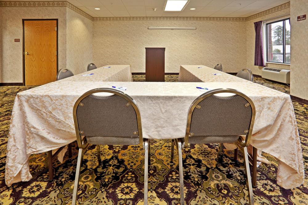Holiday Inn Express & Suites Wilson-Downtown By Ihg Экстерьер фото